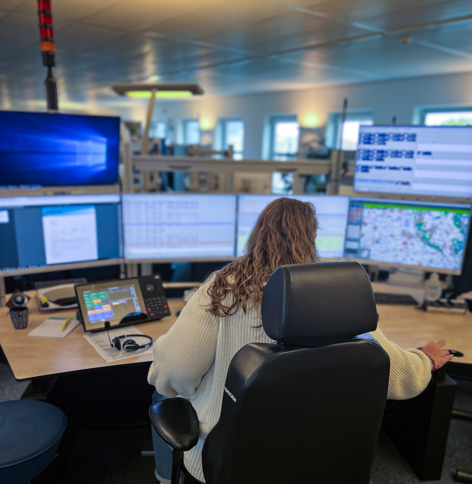 Danique is meldkamercentralist en neemt 112-lijnen. Ze heeft zes schermen voor zich waar ze naar kijkt.
