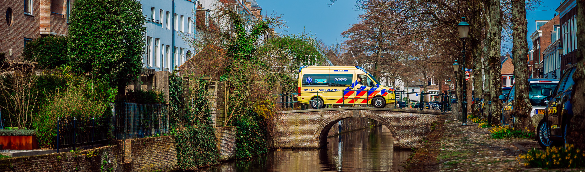 Een ambulance rijdt over een brugje in de binnenstad van Amersfoort