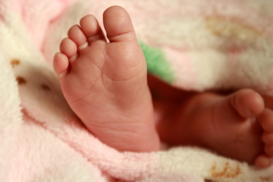 Ambulanceverpleegkundige Jorre wordt opgeroepen bij een verdenking van bevalling. Er is een voetje van een baby te zien.