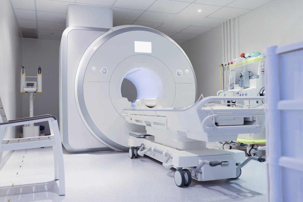 Er is een MRI-scan apparaat te zien in een ziekenhuis zonder een patiënt. Het apparaat kan worden gebruikt wanneer er verdenking is van een TIA. Dit gebeurt nadat de ambulance de patiënt heeft binnengebracht.