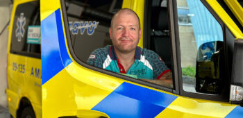 Ambulanceverpleegkundige Jorre voor de ambulance