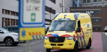 Ambulance rijdt weg bij de spoedeisende hulp. Met behulp van digitale gegevensuitwisseling is informatie over de situatie van de patiënt nu eerder op de SEH.