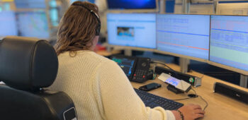 Verpleegkundig meldkamercentralist Danique is aan het werk op de meldkamer