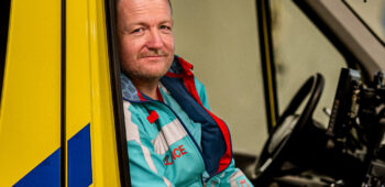 Jorre zit in de deuropening van de ambulance. Hij werkt als ambulanceverpleegkundige en schrijft over zijn avonturen op de ambulance. Dit keer kreeg hij koffie aangeboden tijdens een reanimatie.
