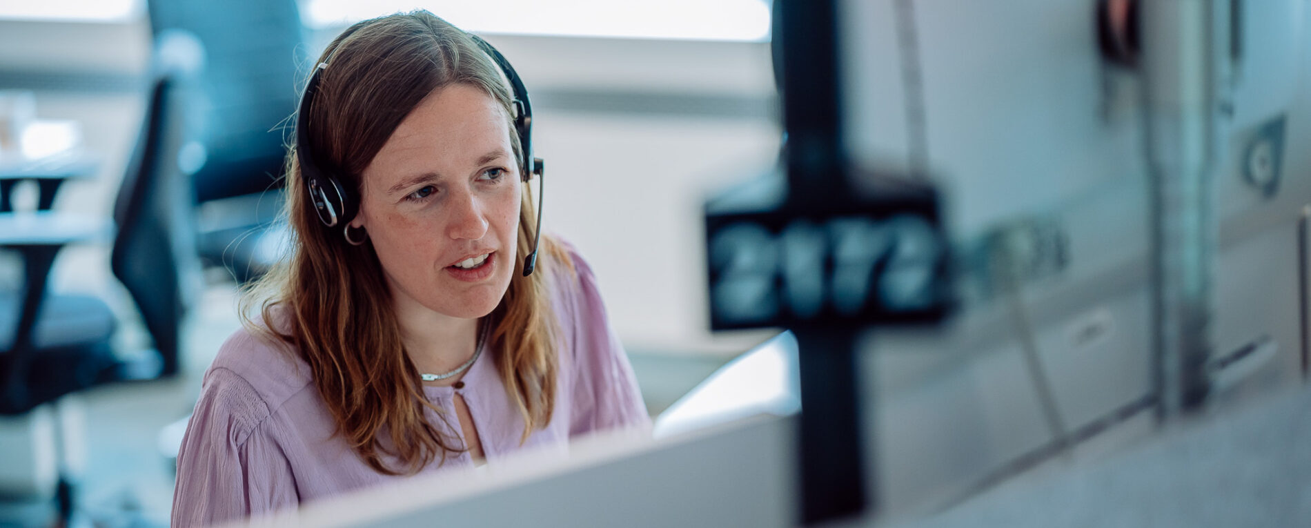 Een meldkamercentralist is aan de telefoon met een patiënt