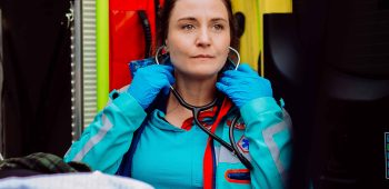 Een ambulanceverpleegkundige zet haar stethoscoop af