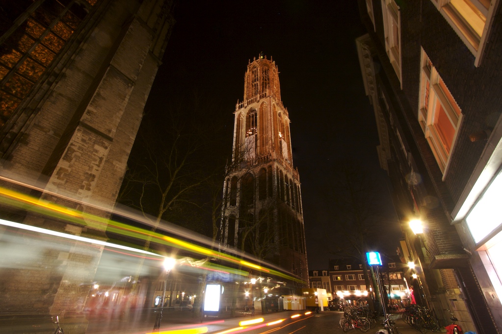 “Domtoren in Utrecht” by Sebastiaan ter Burg, CC BY-SA 2.0 Utrecht is in de nacht te zien, waar mogelijk thuisloze mensen op zoek zijn naar opvang.