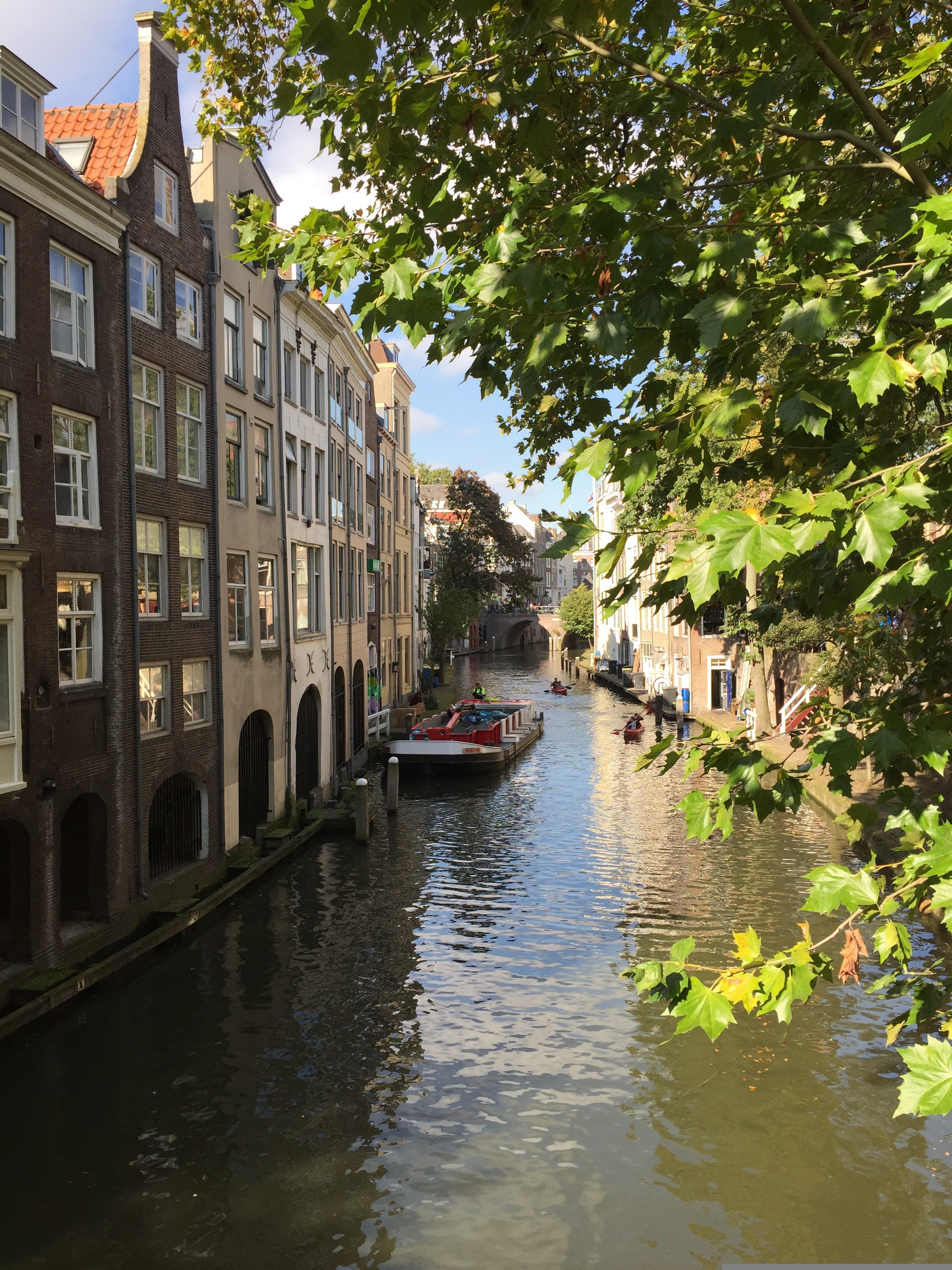 Binnenstad van Utrecht waar een bootje door de Oudegracht vaart